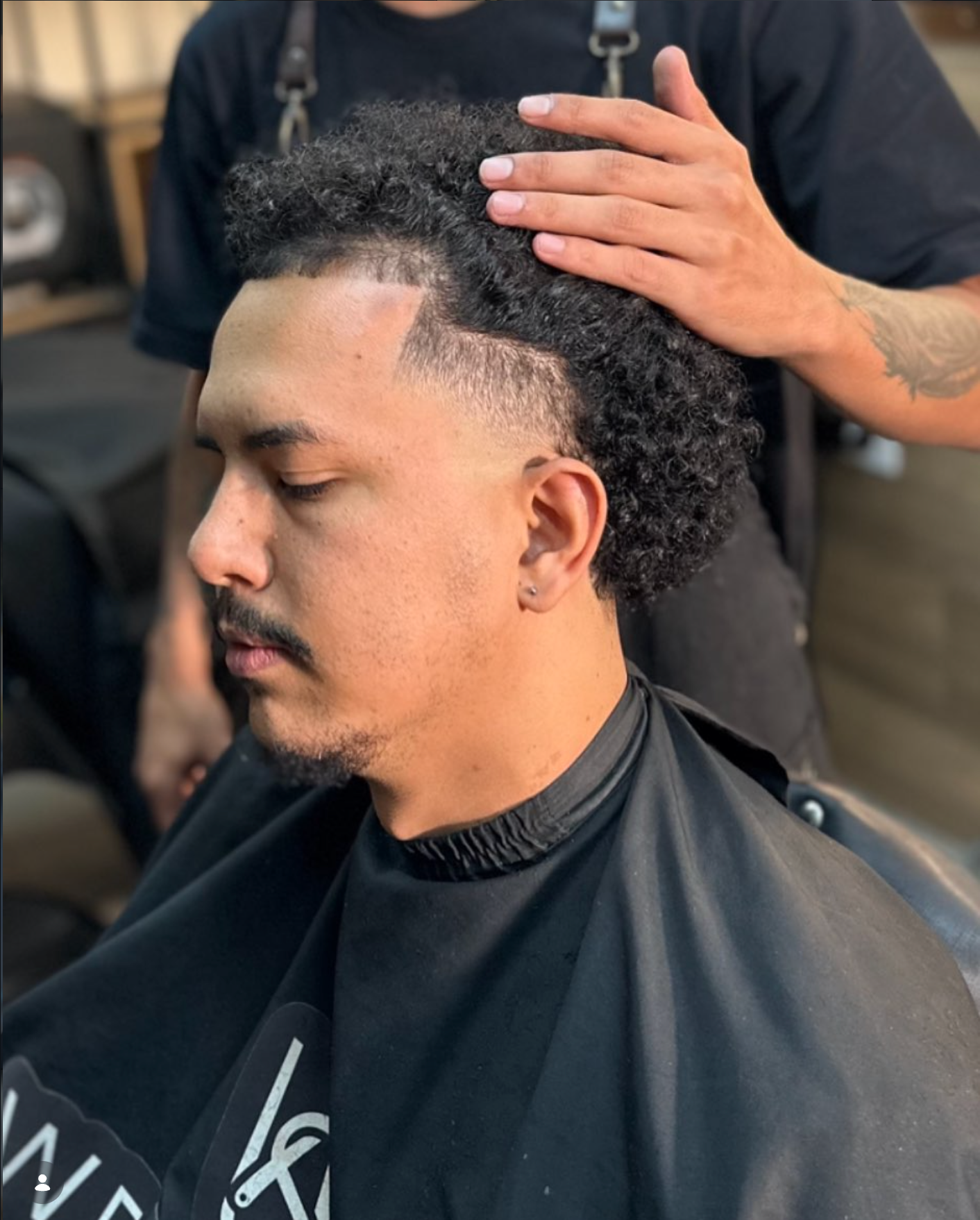 Corte cacheado com degradê